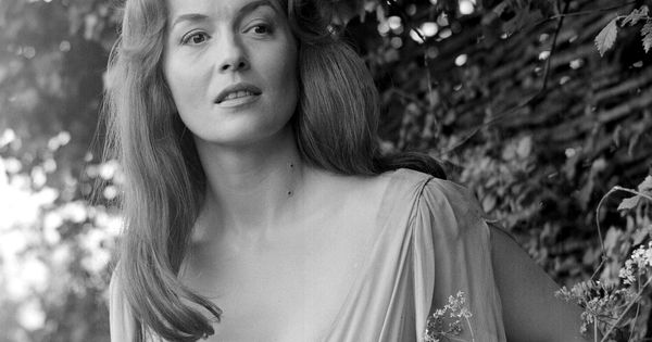 Barbara Shelley as Helen Kent